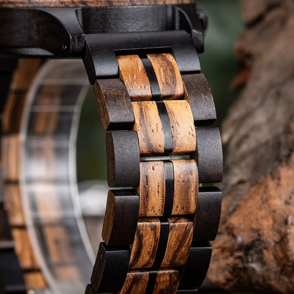 Bracelet en bois bicolore de la montre Neptune avec alternance de maillons foncés et clairs