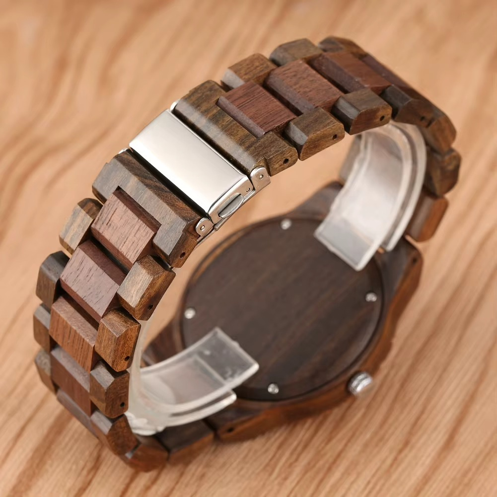 Bracelet en bois massif bicolore noyer de la montre Tolède pour homme, vue du fermoir métallique et du dos du boîtier rond