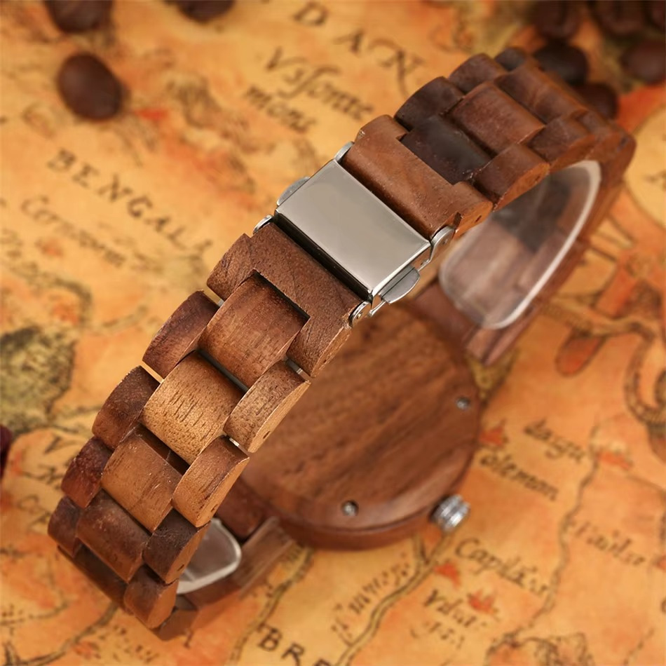 Bracelet en bois marron et beige de la montre Lumina pour femme avec fermoir métallique