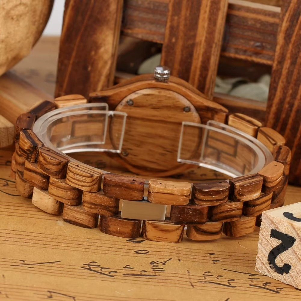 Bracelet en bois naturel de la montre Havane pour femme avec maillons en bois clair et foncé et fermoir métallique