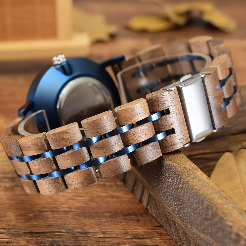 Bracelet en bois de noyer bicolore de la montre Eclipse mixte avec fermoir métallique visible en gros plan
