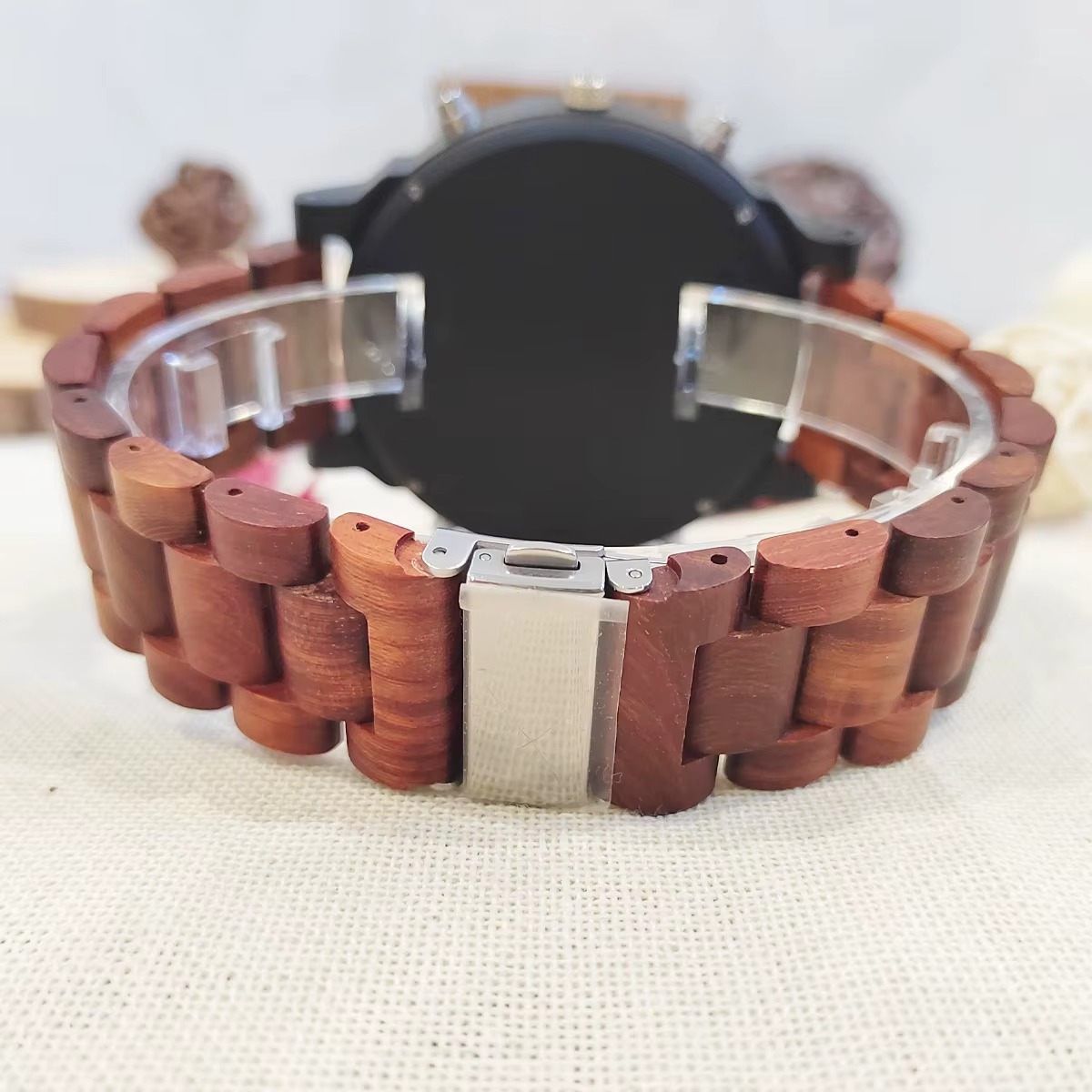 Bracelet en bois rouge avec fermoir métallique de la montre Everest grand cadran double fuseau et aiguilles lumineuses