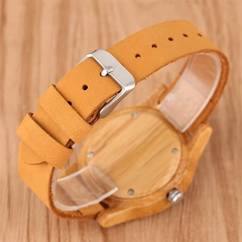 Bracelet en cuir camel de la montre Hanami en bois minimaliste 40 mm avec cadran cerclé rouge, vue arrière avec boucle métallique