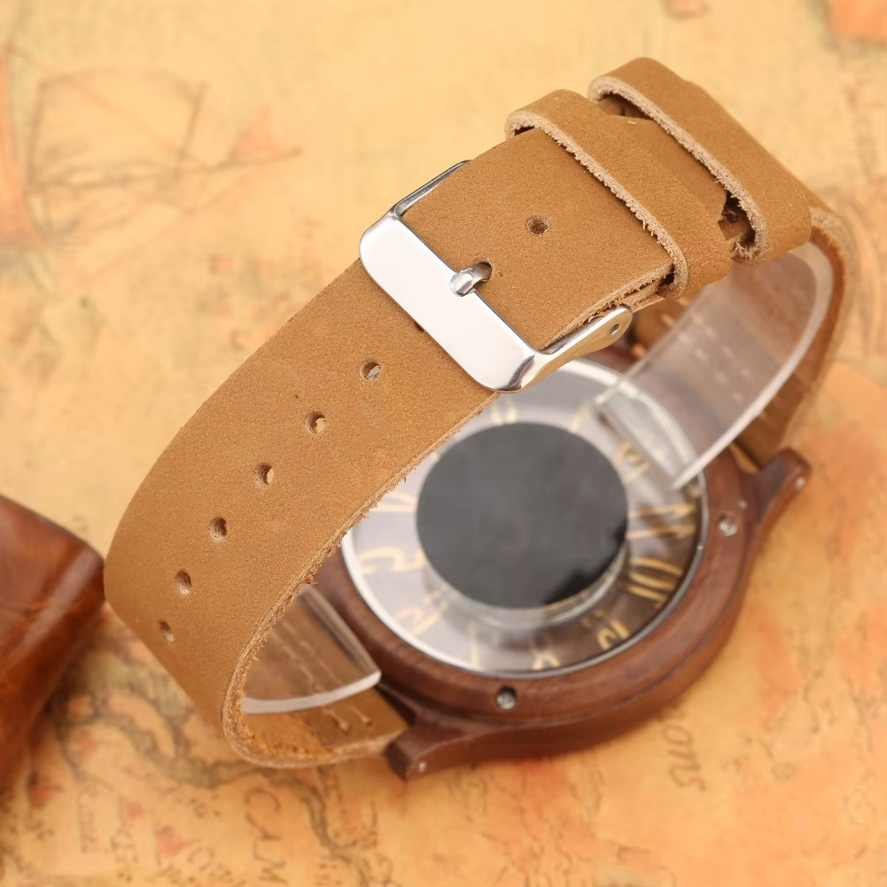 Bracelet en cuir marron clair avec boucle argentée de la montre Mirage en bois et cuir homme cadran ajouré chiffres arabes
