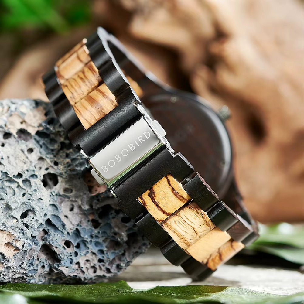 Bracelet de montre en bois Sylva avec maillons clairs et foncés et fermoir métallique gravé