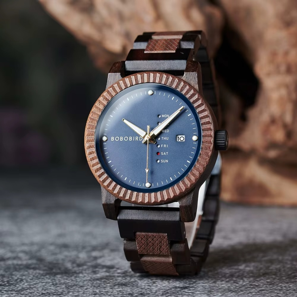 Montre en bois Cordoba avec lunette cannelée en bois foncé et clair, cadran bleu affichant jour de la semaine et date