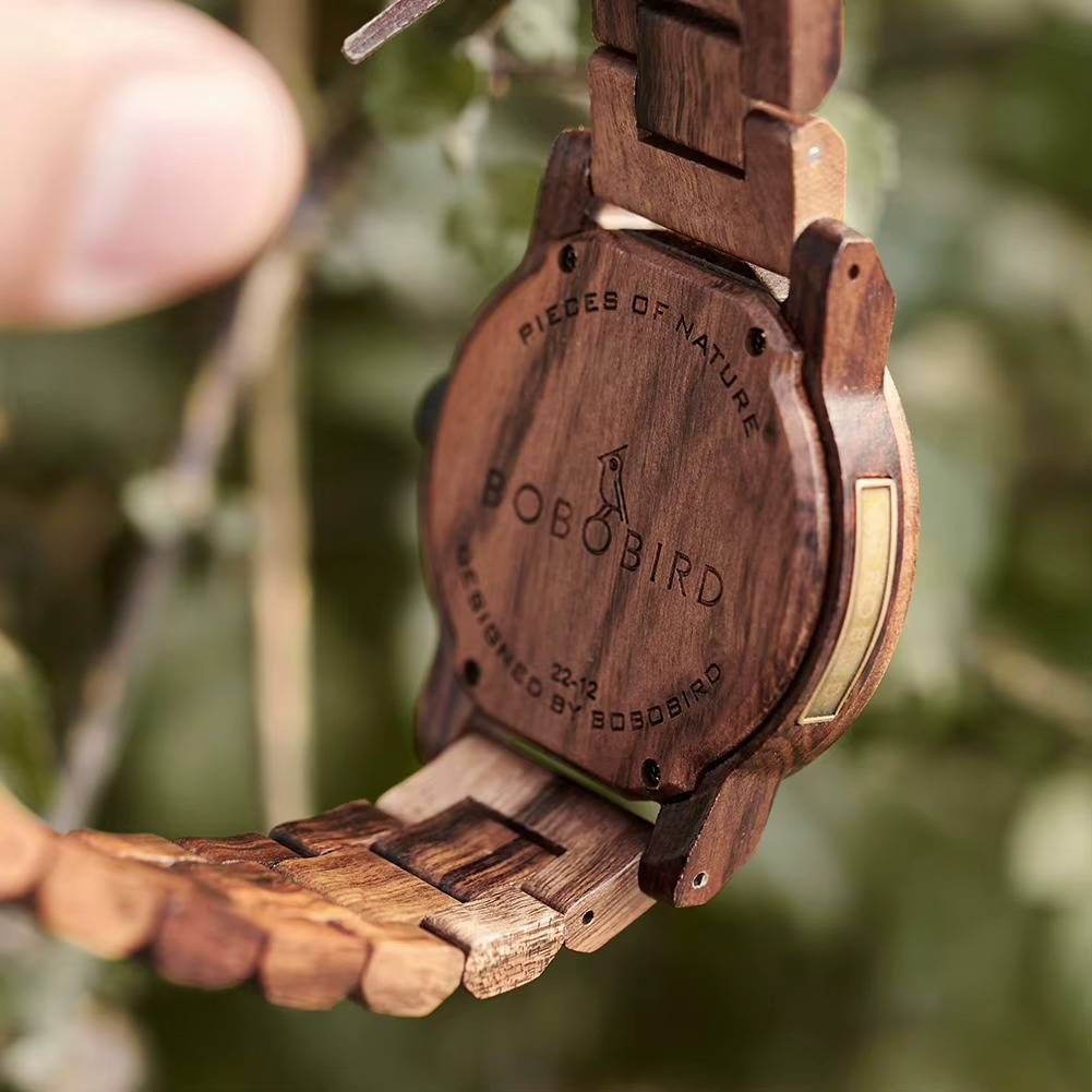 Dos de la montre en bois Cordoba avec gravure du logo et détails techniques visibles