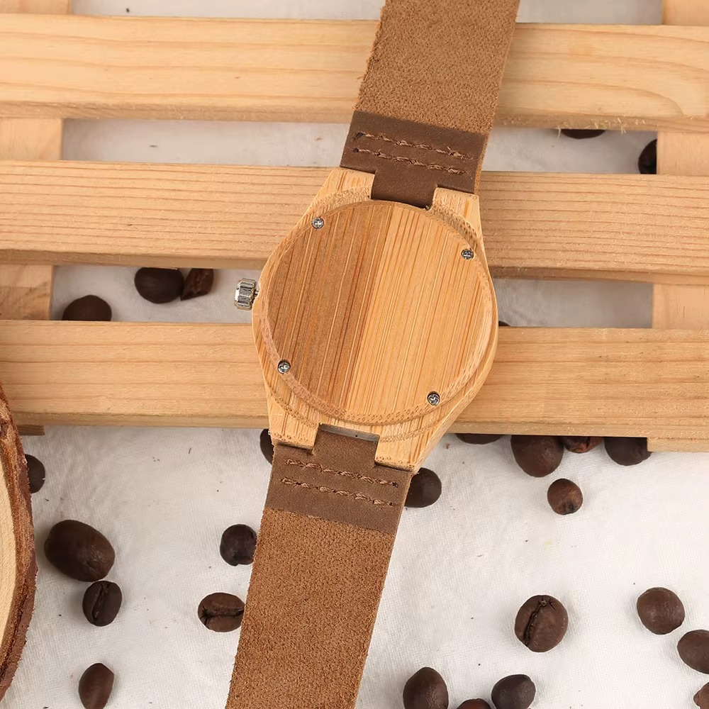 Dos de la montre en bois Moka pour femme en bambou avec bracelet cuir marron et fond en bois naturel