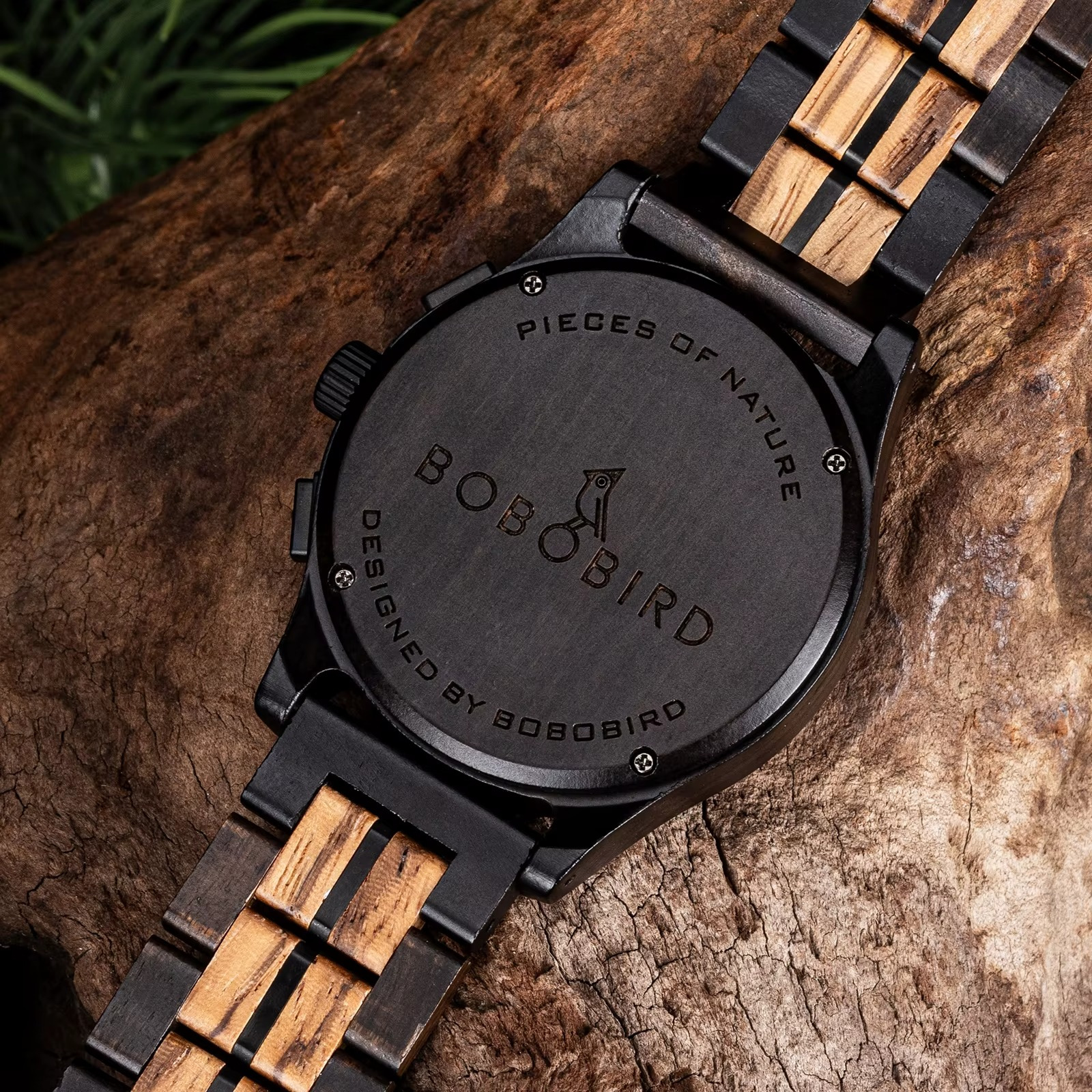 Dos de la montre en bois Santorin avec bracelet en ébène et bois clair, gravure logo BoBo Bird