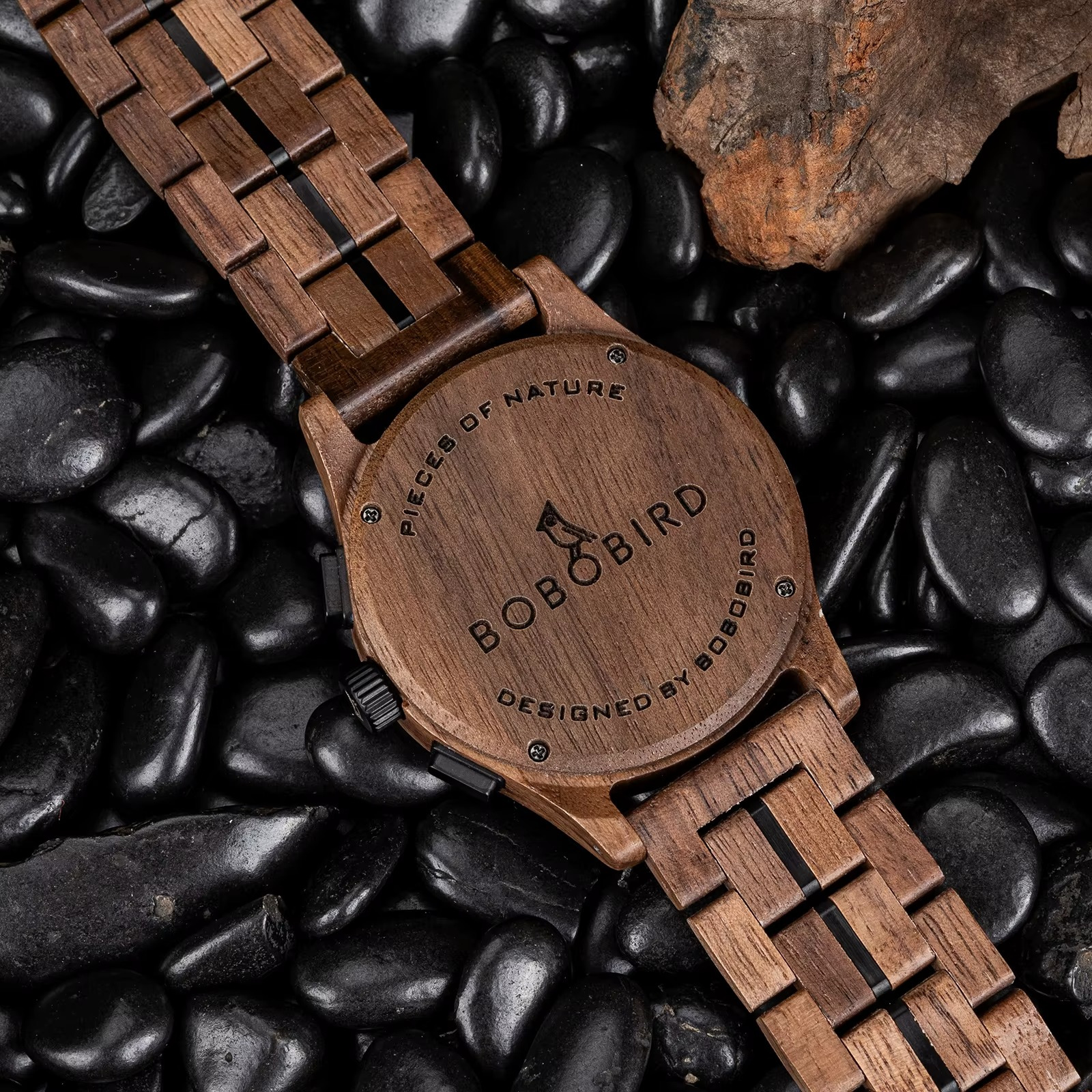Dos de la montre en bois Yukon pour homme avec bracelet en noyer et gravure logo Bobobird