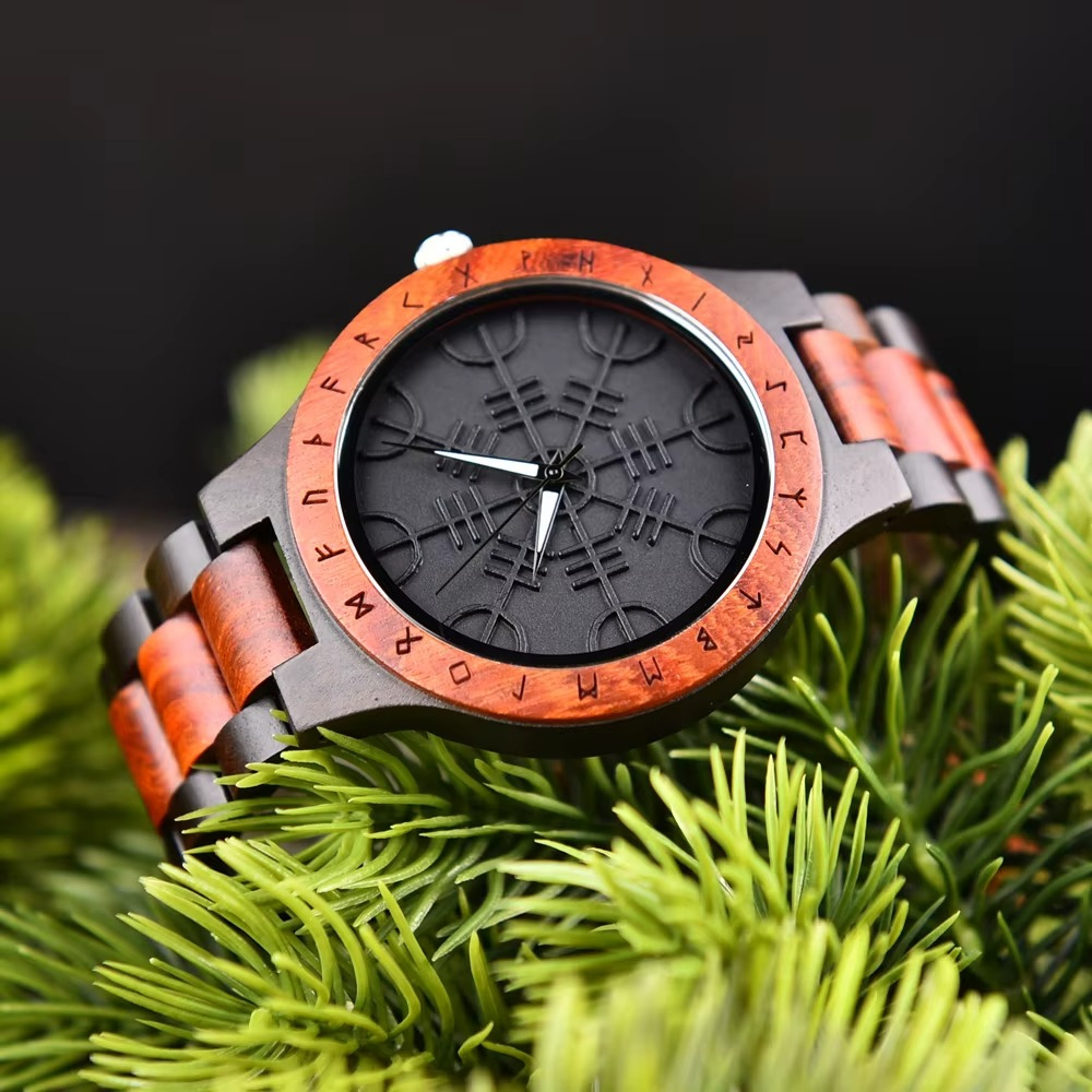 Montre en bois Fenrir pour homme bicolore avec cadran noir et runes gravées sur la lunette