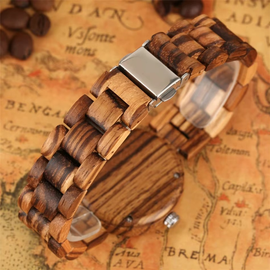 Bracelet en bois de la montre Lumina pour femme 36 mm avec fermoir métallique et maillons en bois naturel