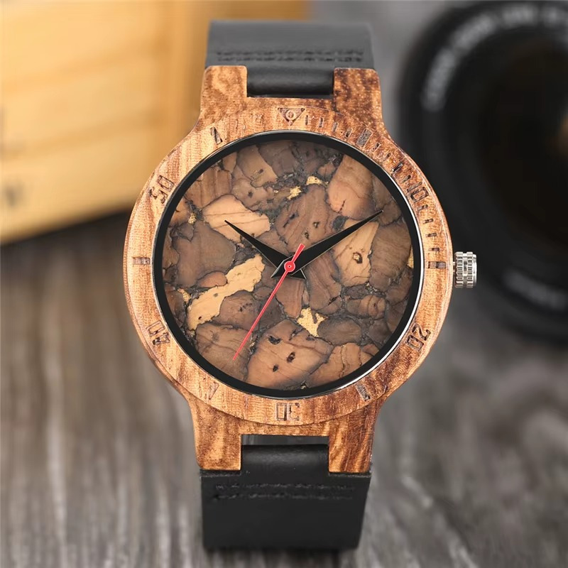 Montre Agate en bois mixte avec cadran marbré effet pierre et bracelet cuir noir vue rapprochée