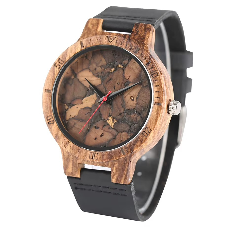 Montre en bois mixte modèle Agate avec cadran marbré effet pierre et bracelet cuir noir vue de face légèrement inclinée