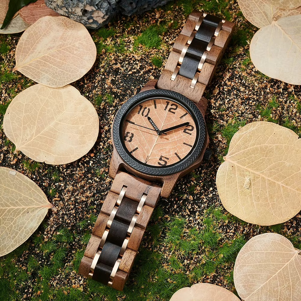 Montre Ambre en bois de noyer avec cadran feuille et lunette noire, chiffres arabes, vue rapprochée sur le bracelet en bois bicolore