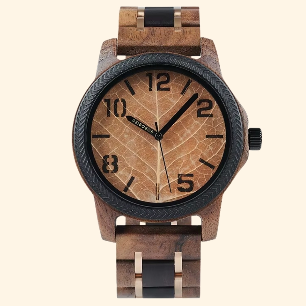 Montre Ambre en bois de noyer avec cadran motif feuille beige et lunette noire, chiffres arabes noirs