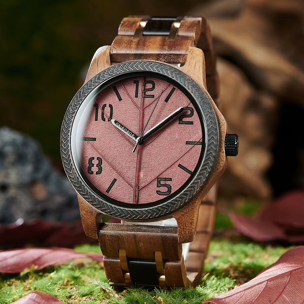 Montre Ambre en bois de noyer avec cadran motif feuille rose et lunette noire, chiffres arabes visibles