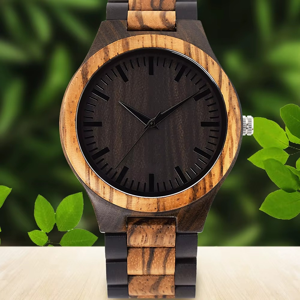 Montre Aspen en bois zébré avec cadran noir minimaliste et bracelet en ébène, vue rapprochée sur le cadran et le bracelet