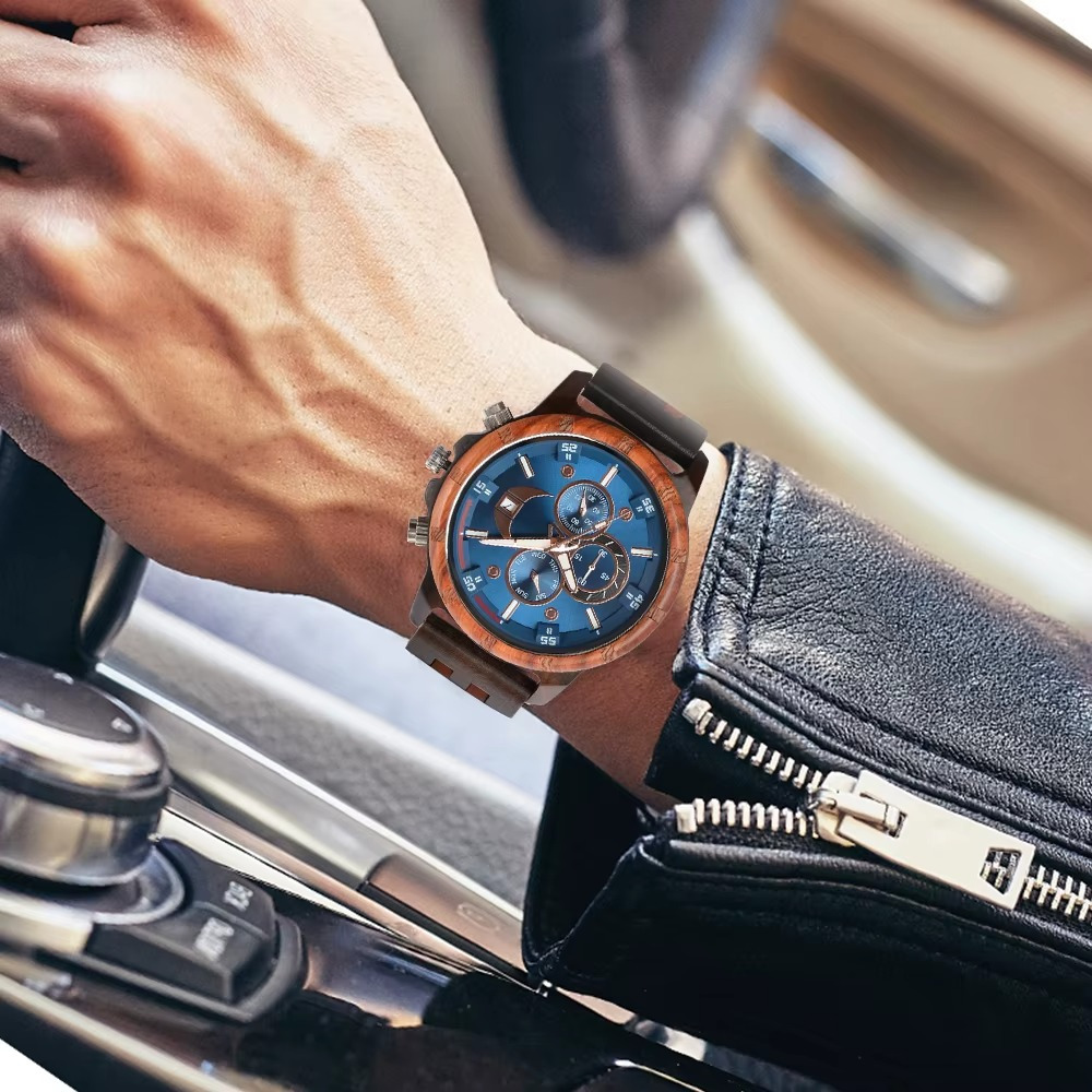 Montre Atlas en bois bicolore avec cadran bleu et chronographe portée au poignet dans une voiture