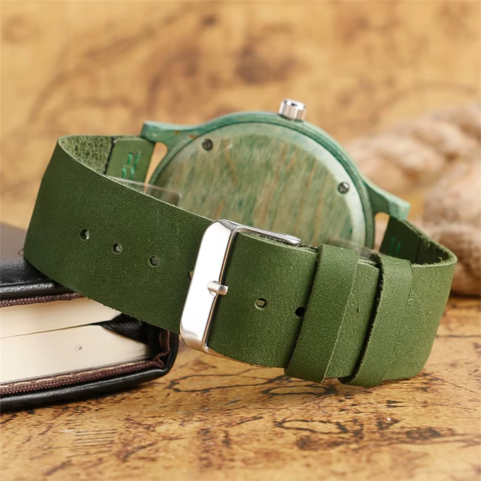 Montre Aurore en bois de bambou teinté avec bracelet cuir vert assorti vue arrière sur fond bois