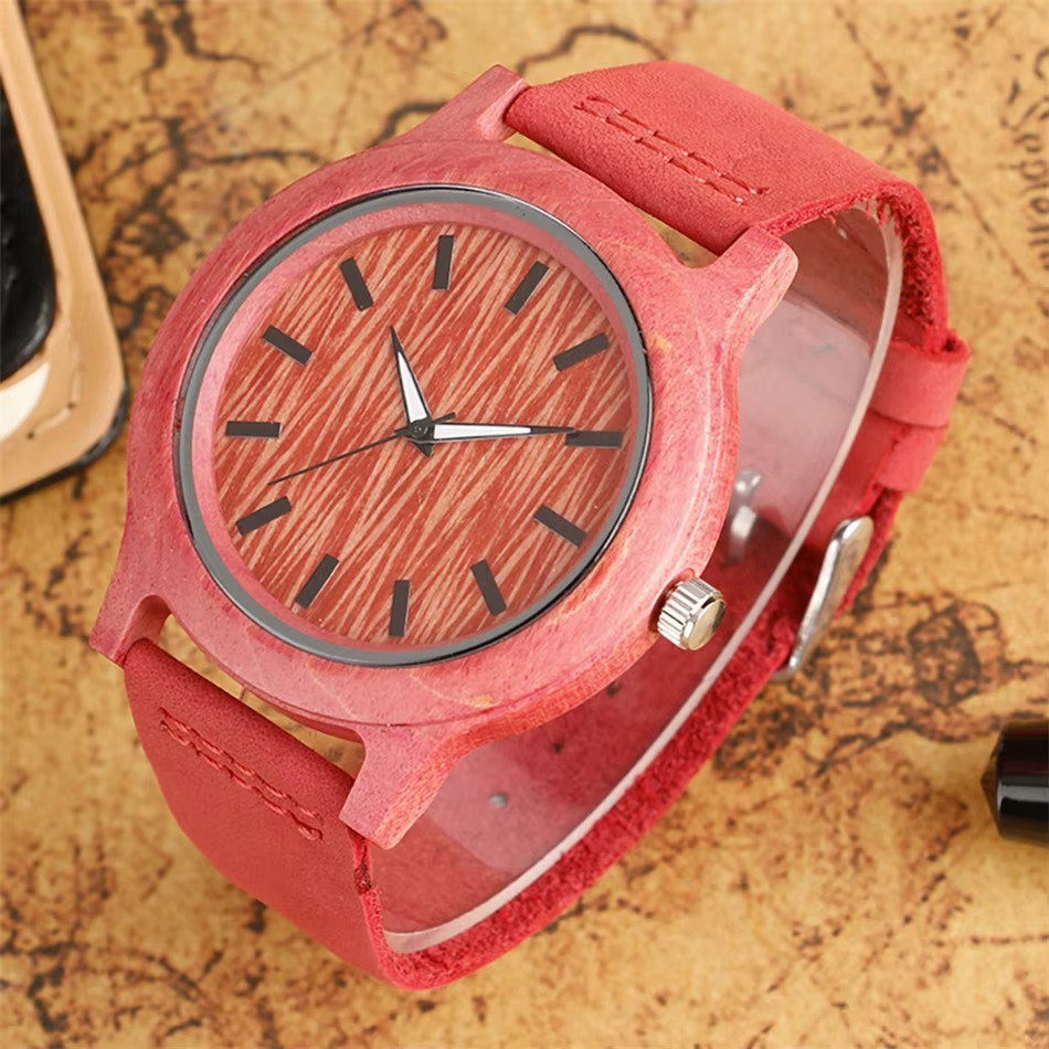 Montre Aurore en bois bambou teinté rouge avec bracelet cuir assorti vue de face