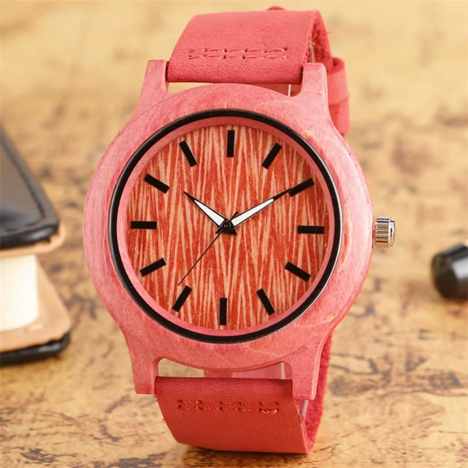 Montre en bois femme modèle Aurore avec cadran en bambou teinté rouge et bracelet cuir assorti rouge