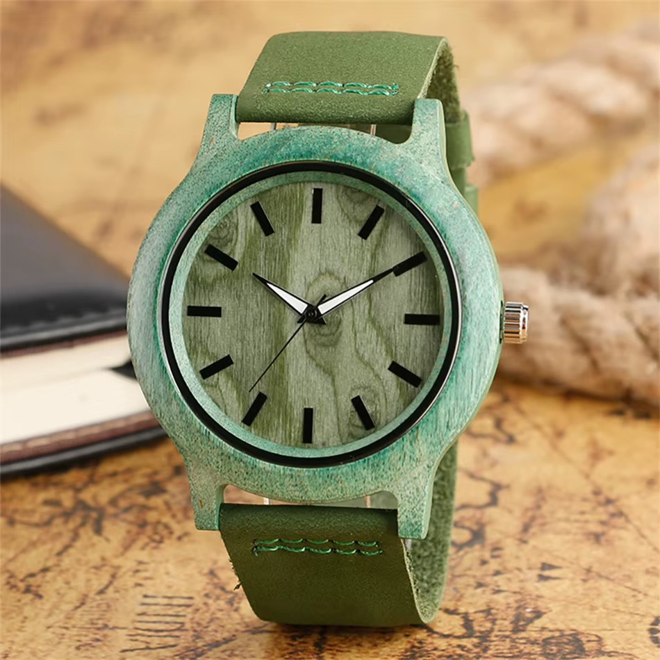 Montre Aurore en bois de bambou teinté vert avec bracelet cuir vert assorti vue de face