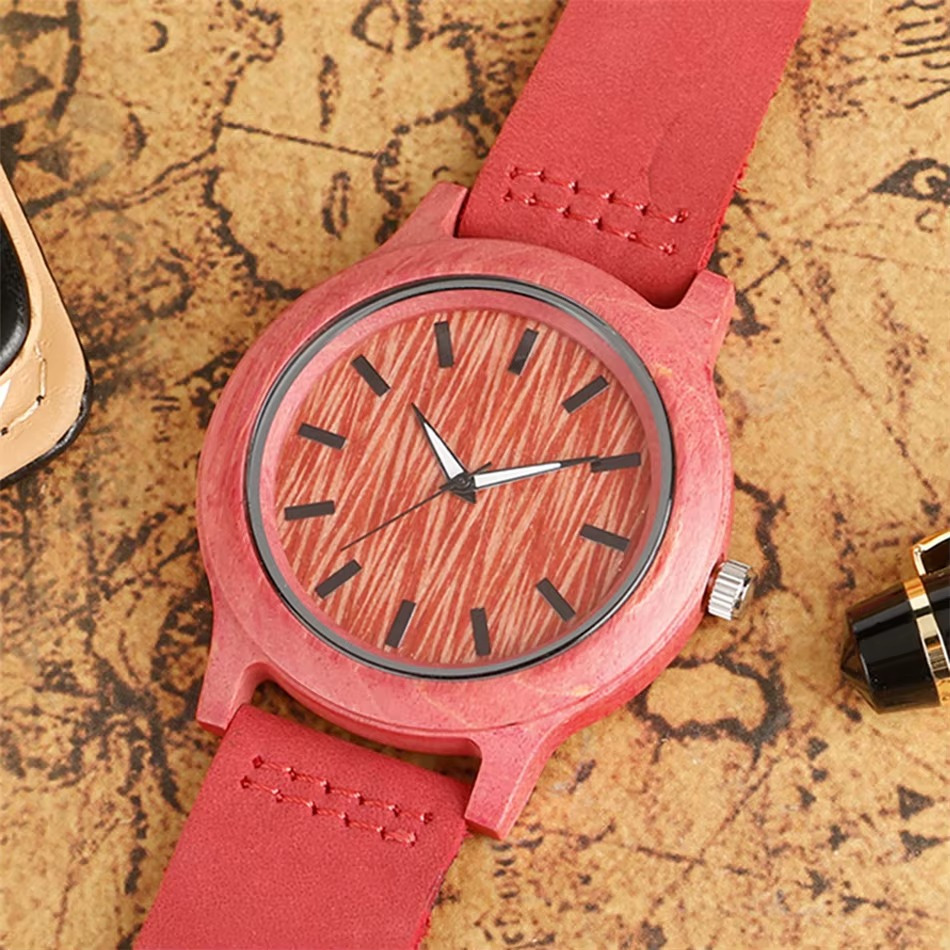 Montre Aurore pour femme en bois de bambou teinté rouge avec bracelet cuir assorti rouge vue rapprochée du cadran en bois à motif naturel