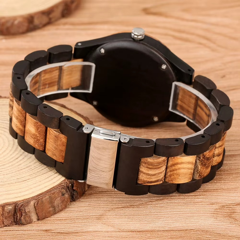 Bracelet de la montre Avalona en bois zébrano avec fermoir métallique, vue arrière du boîtier noir
