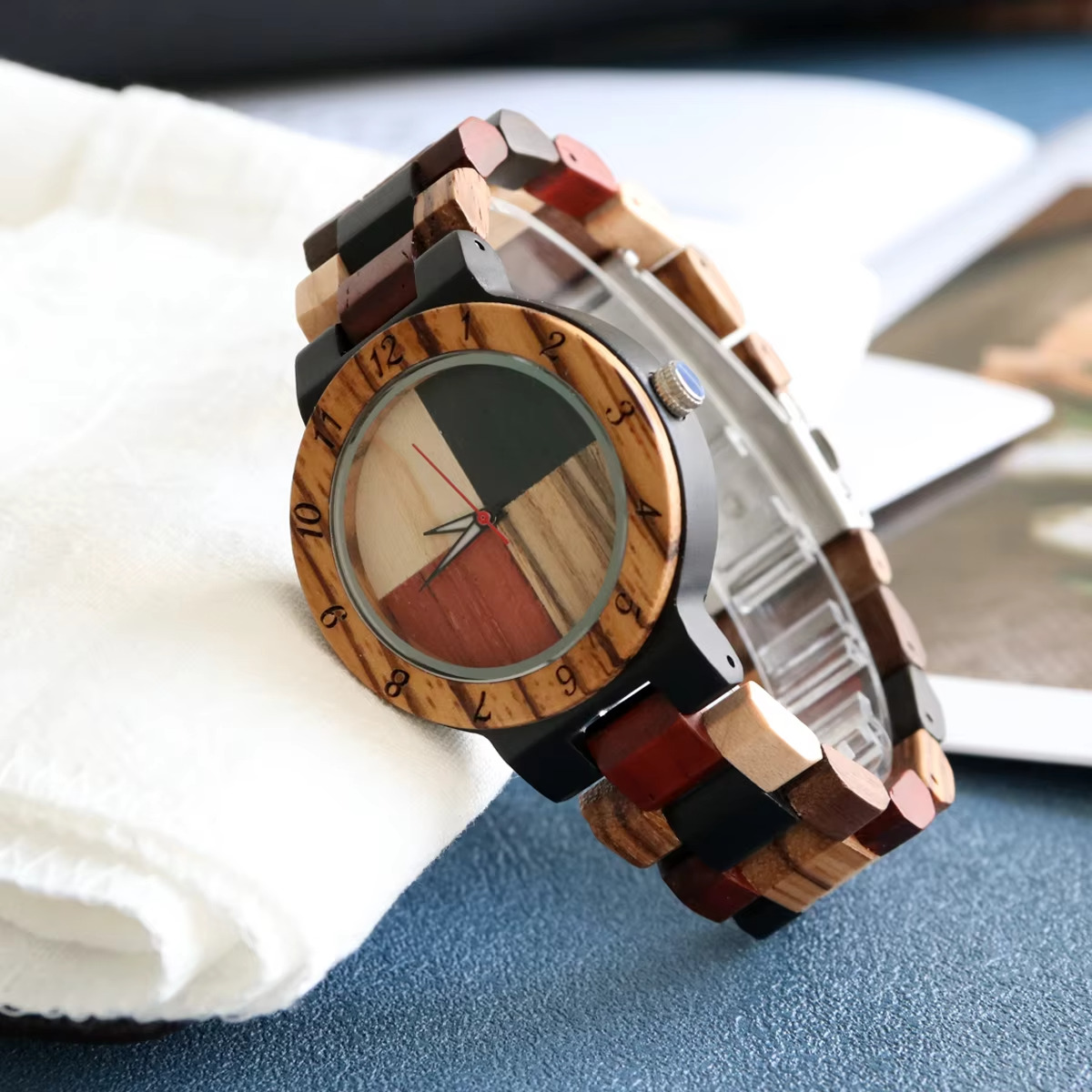 Montre Bahia pour femme en bois 35 mm avec cadran marqueté multicolore et bracelet multi-essences vue en angle