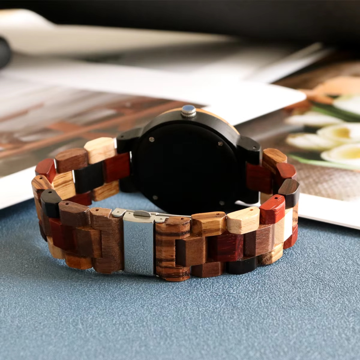 Montre Bahia pour femme avec bracelet multi-essences en bois aux tons variés vue arrière