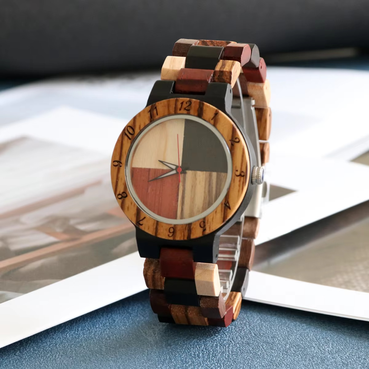 Montre Bahia pour femme en bois avec cadran marqueté multicolore et bracelet multi-essences vue en angle