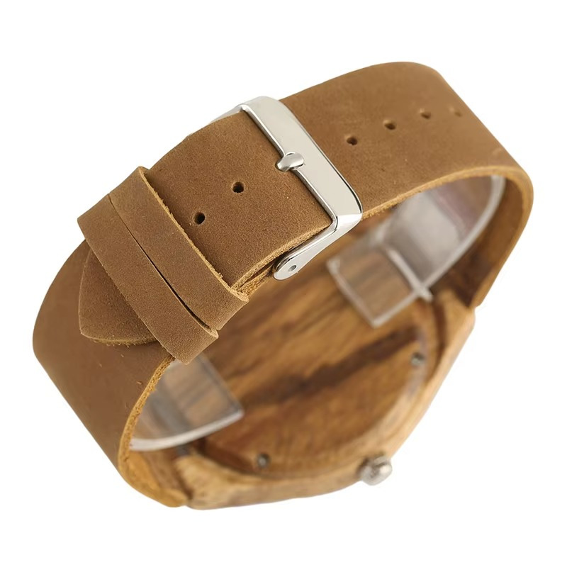 Montre en bois Baobab pour homme avec cadran en cernes d'arbre et bracelet en cuir camel vue du fermoir en métal