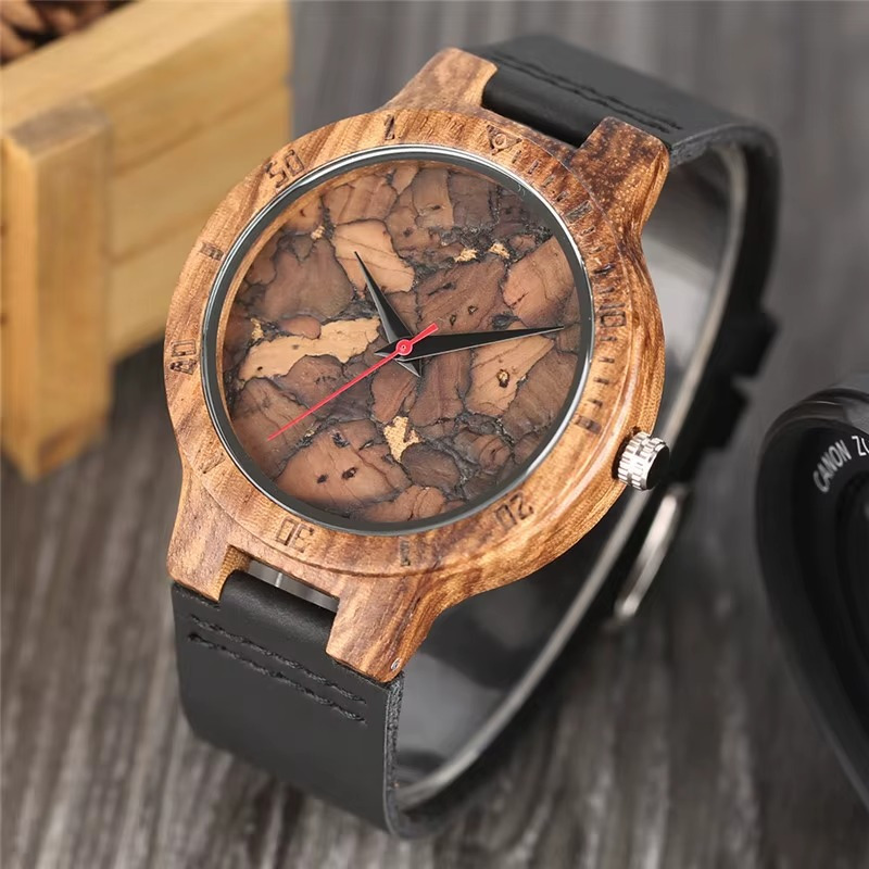 Montre en bois mixte modèle Agate avec cadran marbré effet pierre et bracelet cuir noir vue en gros plan