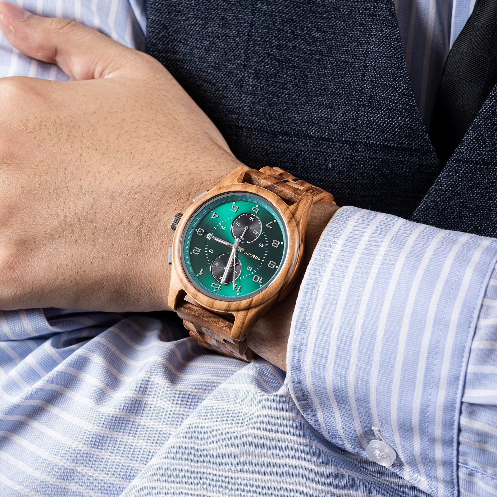 Montre en bois Amazonia pour homme avec cadran vert et bracelet en bois d'olivier, vue portée au poignet