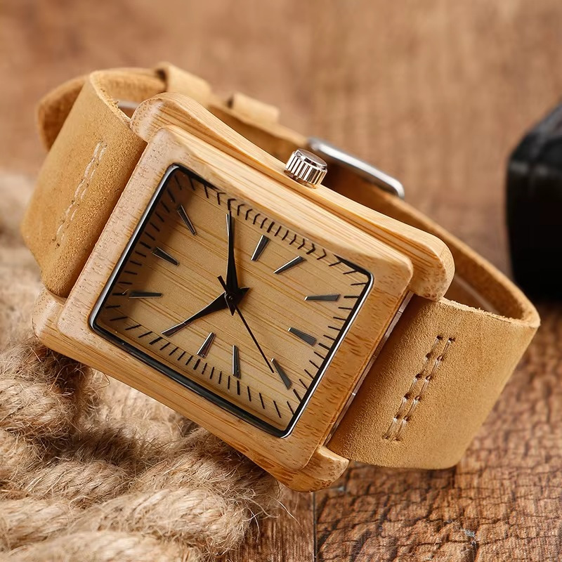 Montre en bois mixte Amsterdam avec cadran rectangulaire en bambou clair et bracelet en cuir beige, vue en gros plan de face