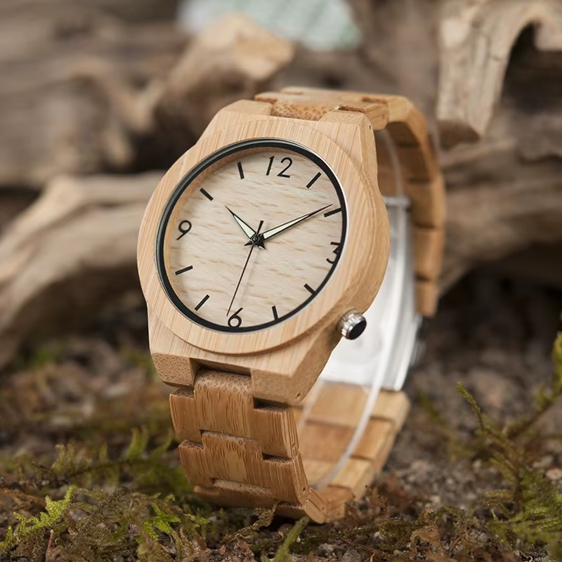 Montre en bois de bambou Mekong avec cadran clair de 45 mm et lunette noire, bracelet en bois naturel