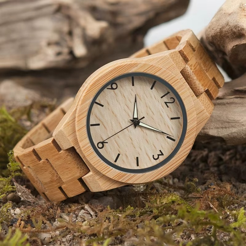 Montre en bois de bambou Mekong avec cadran clair de 45 mm et lunette noire posée sur mousse