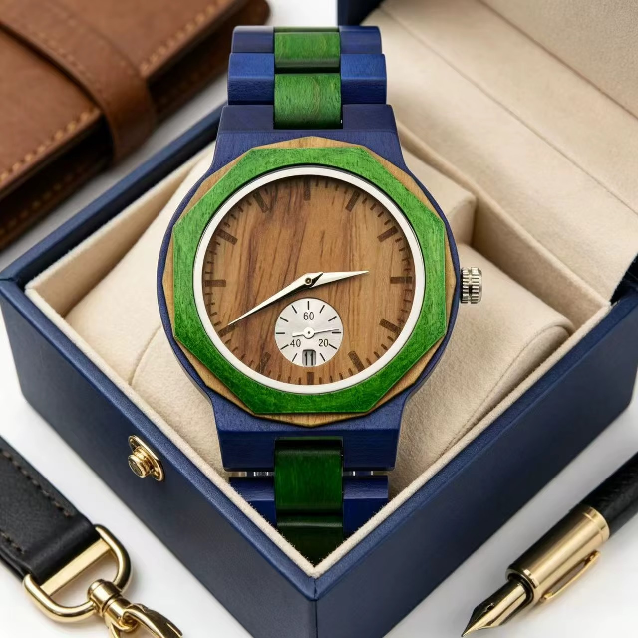 Montre en bois bicolore bleu et vert Costa Rica avec cadran en bois et bezel octogonal vert, sous-cadran secondes blanc