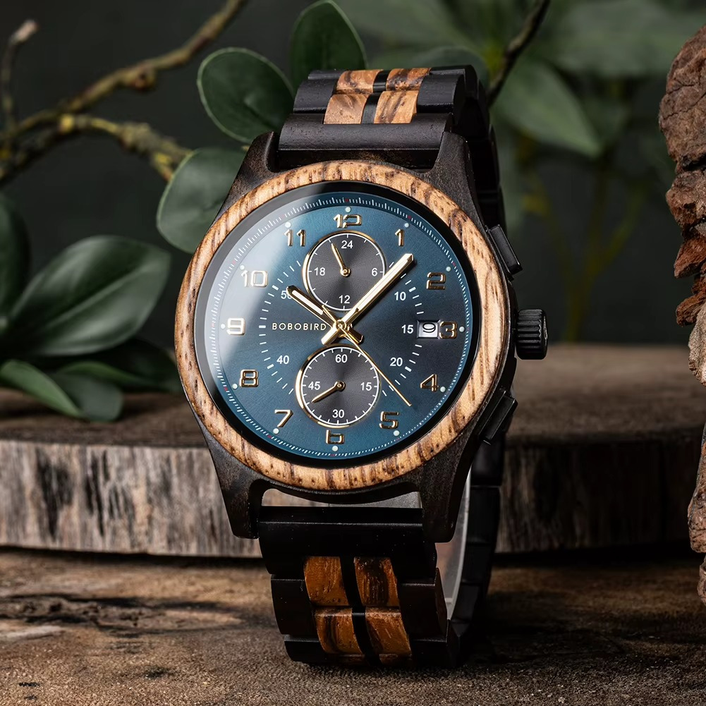 Montre en bois bicolore Neptune avec cadran bleu nuit et chiffres romains, vue rapprochée du cadran chronographe