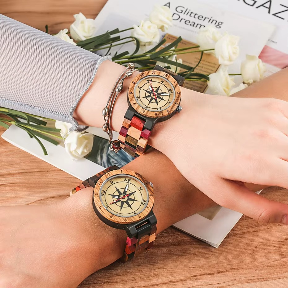Montre en bois Boréal pour homme avec cadran boussole 43 mm et bracelet multi-essences portée au poignet