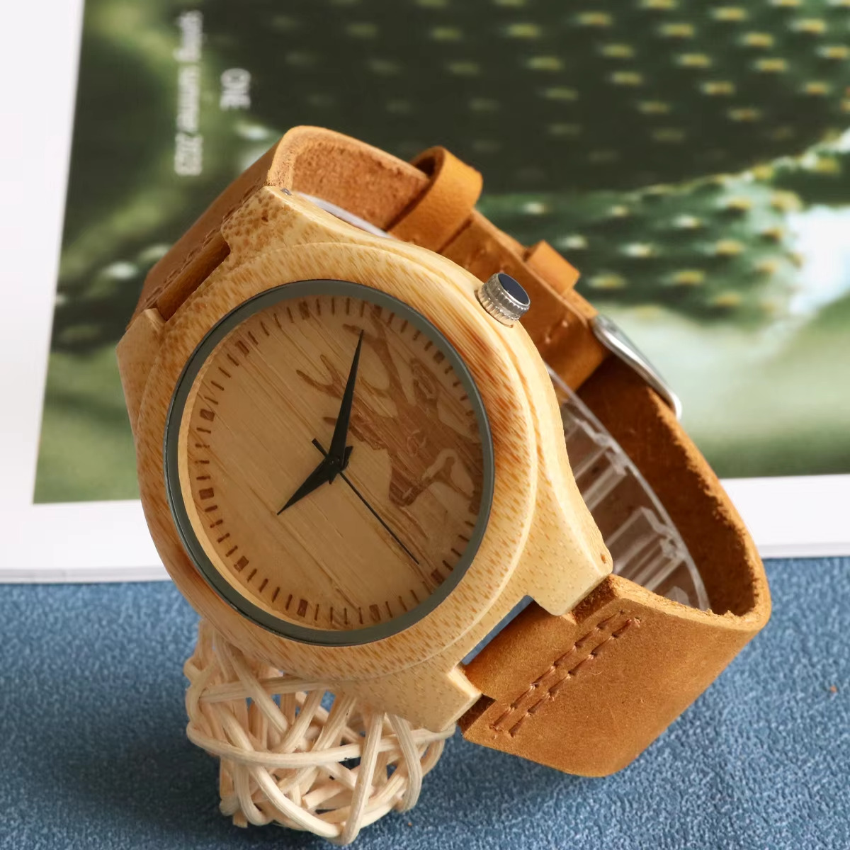 Montre en bois Chambord pour homme avec cadran gravé motif cerf et bracelet en cuir brun vue de côté