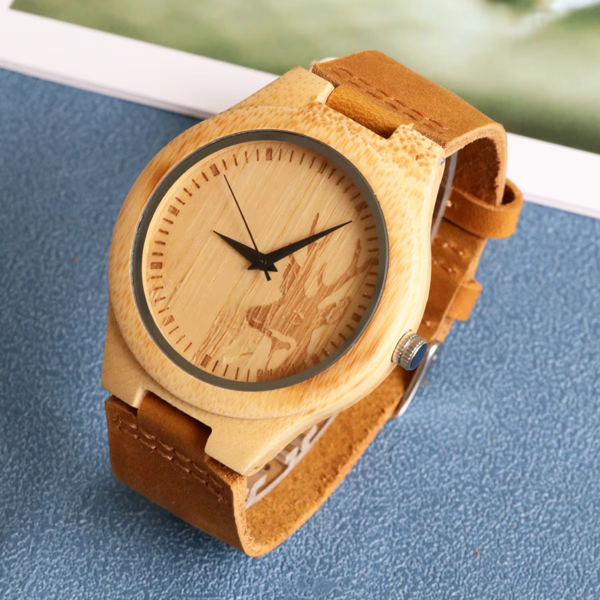 Montre en bois Chambord pour homme avec cadran gravé motif cerf et bracelet en cuir brun vue de face en léger angle