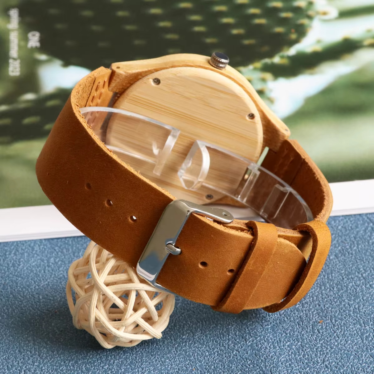Montre en bois Chambord pour homme avec bracelet en cuir brun vue arrière du cadran gravé et boucle métallique