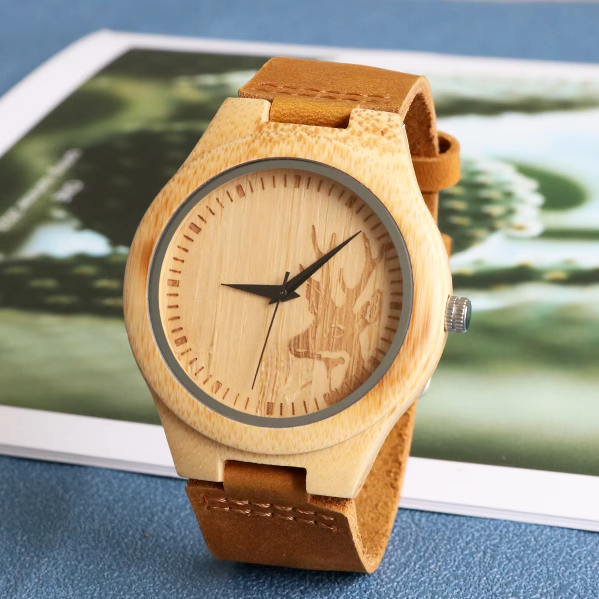 Montre en bois Chambord pour homme avec cadran gravé d'un motif cerf et bracelet en cuir brun vue de face