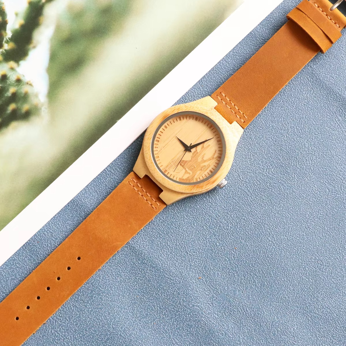 Montre en bois Chambord pour homme avec cadran gravé motif cerf et bracelet en cuir brun vue de dessus sur fond bleu