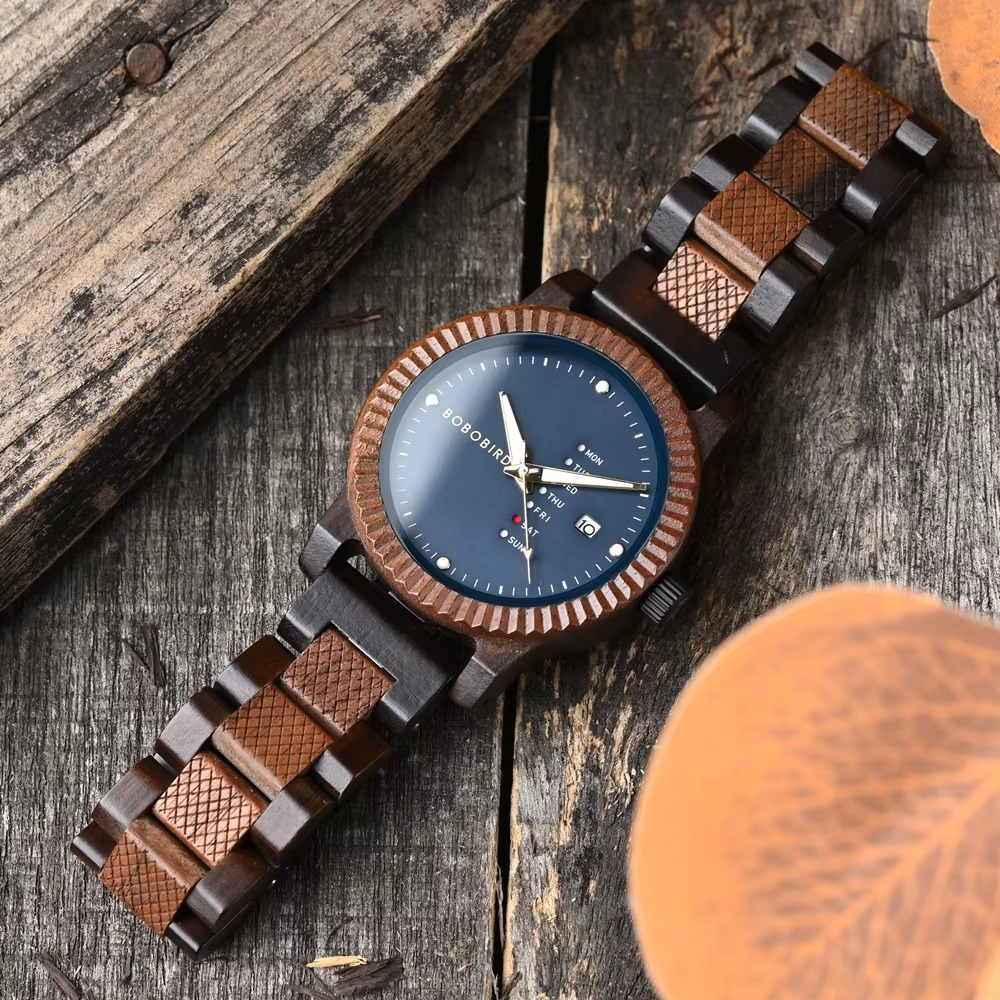 Montre en bois Cordoba avec lunette cannelée, cadran bleu affichant jour de la semaine et date, bracelet en bois bicolore marron foncé et clair