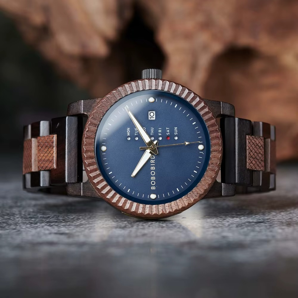Montre en bois Cordoba avec lunette cannelée, cadran bleu affichant le jour de la semaine et la date