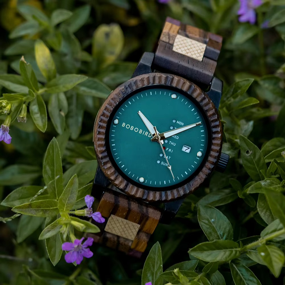 Montre en bois Cordoba avec lunette cannelée, cadran vert affichant jour de la semaine et date, bracelet en bois multicolore