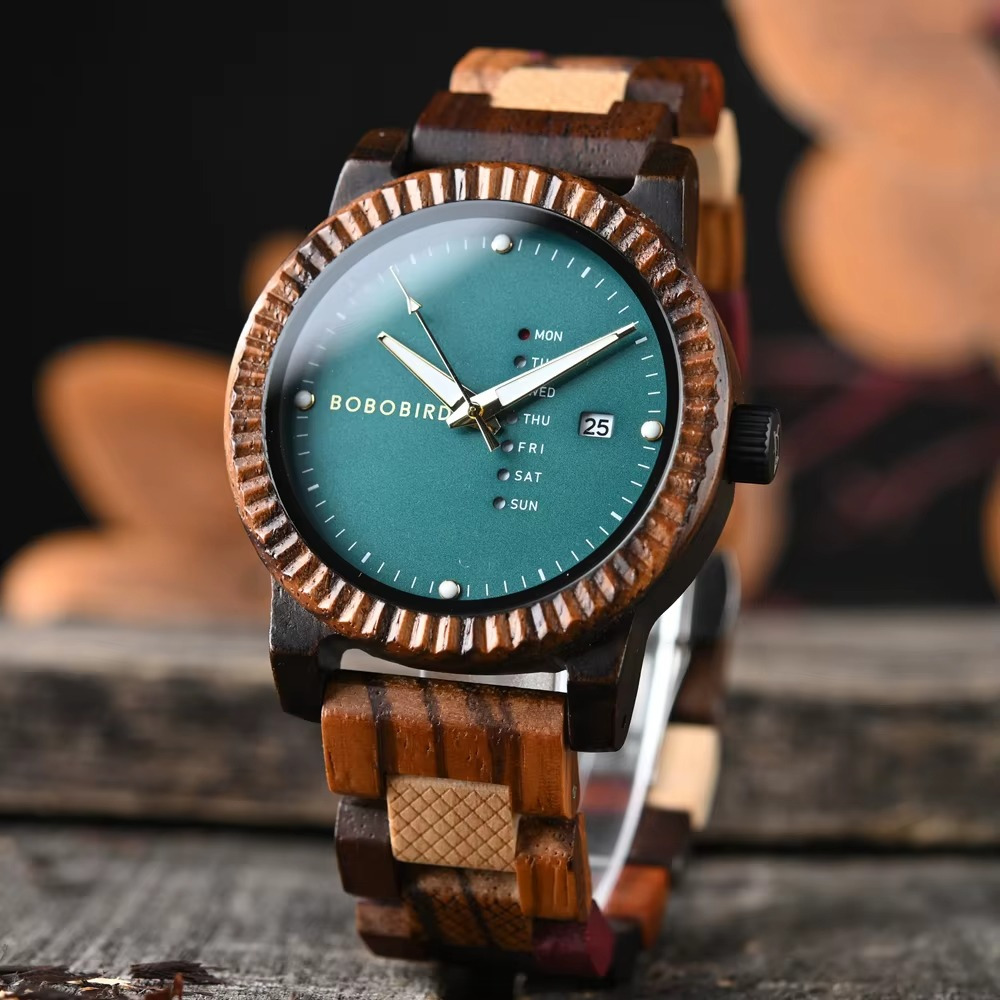 Montre en bois Cordoba avec lunette cannelée, cadran vert, affichage jour de la semaine et date